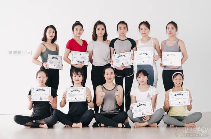 中国海军989编队执行远海综合实习任务、